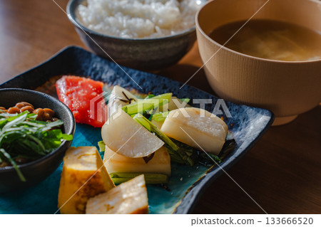 日式早餐，包括納豆、蛋捲、炒蘿蔔和明太子。 133666520