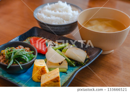 日式早餐，包括納豆、蛋捲、炒蘿蔔和明太子。 133666521