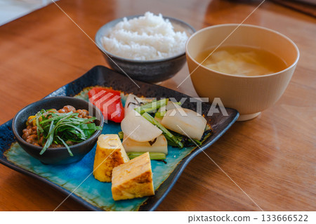 日式早餐，包括納豆、蛋捲、炒蘿蔔和明太子。 133666522