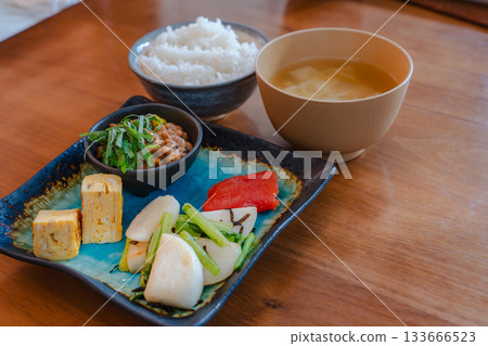 日式早餐，包括納豆、蛋捲、炒蘿蔔和明太子。 133666523