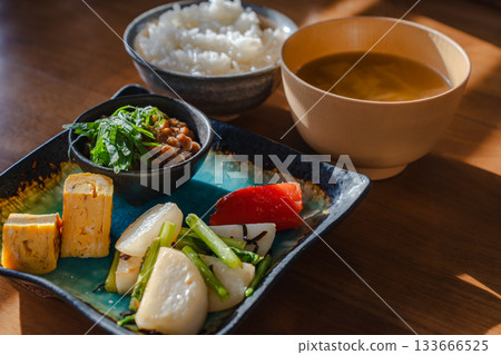 日式早餐，包括納豆、蛋捲、炒蘿蔔和明太子。 133666525