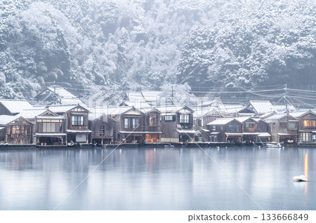 京都伊根的雪中船屋 京都伊根的雪中船屋 133666849