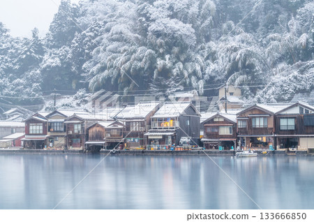 京都伊根的雪中船屋 京都伊根的雪中船屋 133666850