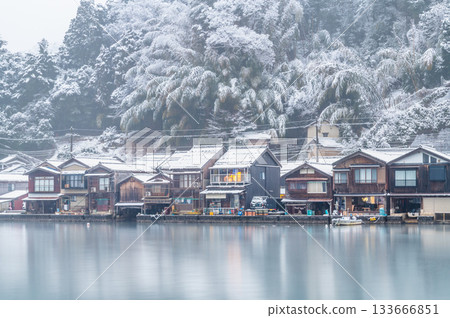 Snow-covered boathouses in Ine, Kyoto 133666851