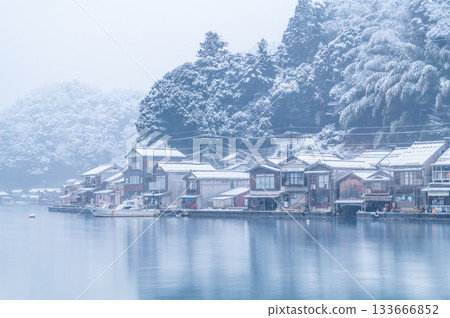 京都伊根的雪中船屋 133666852