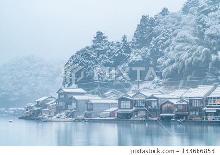 京都伊根的雪中船屋 133666853