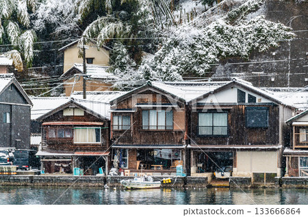 Snow-covered boathouses in Ine, Kyoto 133666864