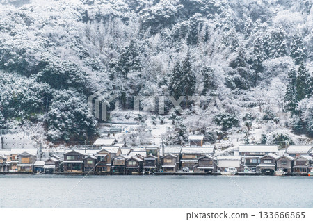 Snow-covered boathouses in Ine, Kyoto 133666865
