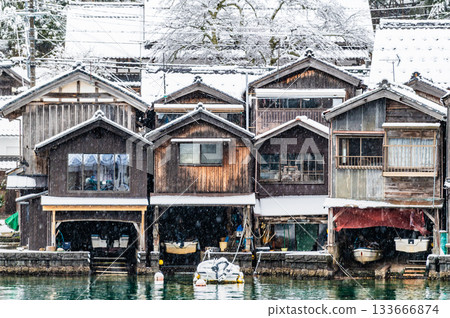 京都伊根的雪中船屋 京都伊根的雪中船屋 133666874