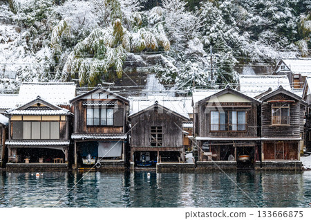 京都伊根的雪中船屋 133666875