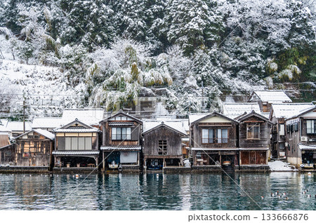 京都伊根的雪中船屋 京都伊根的雪中船屋 133666876