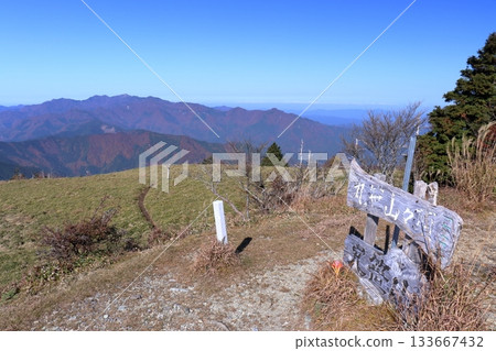 秋天從丸笠山頂眺望的景色(德島縣,百座名花山) 秋天從丸笠山頂眺望的景色(德島縣,百座名花山) 133667432