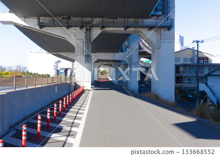 2025年11月，東京葛飾區綾瀨川沿線的首都高速公路下方 133668552