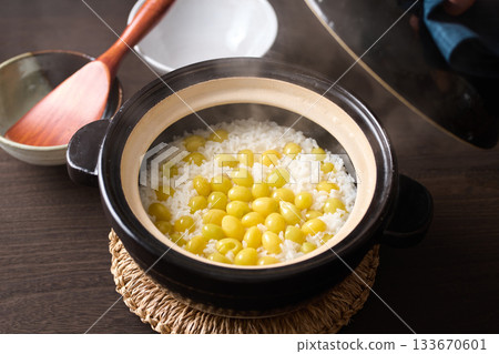Ginkgo rice cooked in a clay pot 133670601
