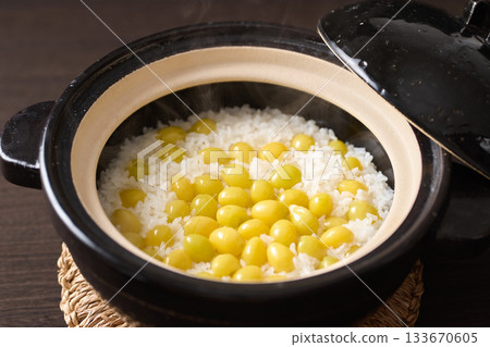 Ginkgo rice cooked in a clay pot Ginkgo rice cooked in a clay pot 133670605