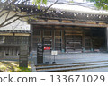 Tokyo National Museum is one of Japan's treasure chests. The former Ikeda residence's main gate, known as the Kuromon Gate, has been relocated and reconstructed on the museum's premises. 133671029