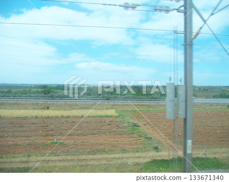 五月，從摩洛哥丹吉爾和卡薩布蘭卡之間的ONCF列車上看到的景色。 133671340