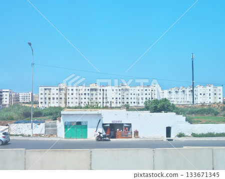 五月，從摩洛哥丹吉爾和卡薩布蘭卡之間的ONCF列車上看到的景色。 133671345