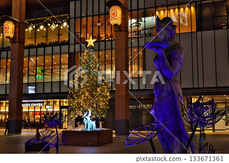 Christmas tree and statue of Princess Nyoze in the square in front of the Zenkoji exit of Nagano Station 133671361