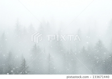 一組寧靜而夢幻的冬季風景畫，描繪了白雪皚皚、冬日陽光灑滿的針葉林。 133671440