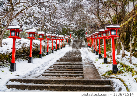 冬日的京都鞍馬寺:燈籠點綴著石階。 冬日的京都鞍馬寺:燈籠點綴著石階。 133671514