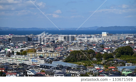 遠處可見大村市(長崎縣/新大村站建成後)的哈里奧無線電塔和西海橋(佐世保)。 遠處可見大村市(長崎縣/新大村站建成後)的哈里奧無線電塔和西海橋(佐世保)。 133671569