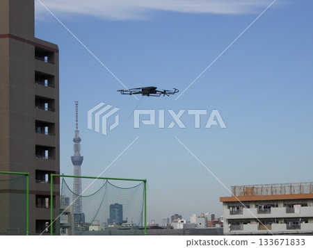 Landing drone 133671833