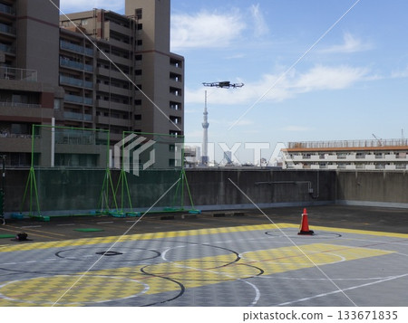 一架無人機在建築物之間飛行 一架無人機在建築物之間飛行 133671835