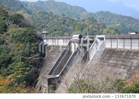 深秋的岩井湖水壩 133671870