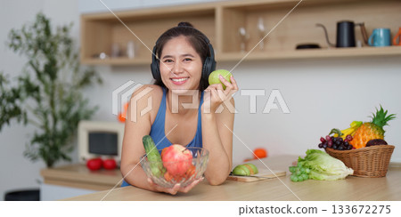 Food Wellness: Enjoying Healthy Snacks with Fresh Fruits 133672275
