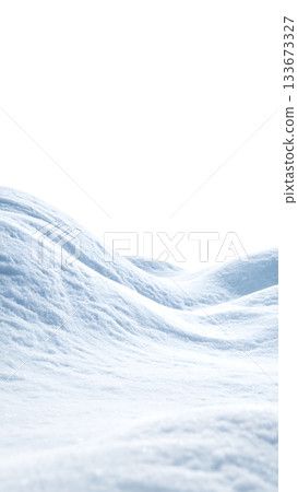 一幅描繪寧靜冬日氛圍的畫面,飄落的雪花漂浮在白色背景上。 一幅描繪寧靜冬日氛圍的畫面,飄落的雪花漂浮在白色背景上。 133673327