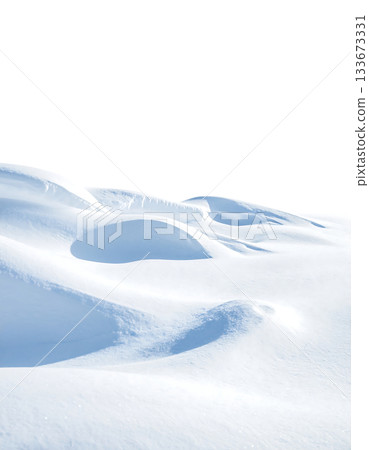 一幅描繪寧靜冬日氛圍的畫面,飄落的雪花漂浮在白色背景上。 一幅描繪寧靜冬日氛圍的畫面,飄落的雪花漂浮在白色背景上。 133673331