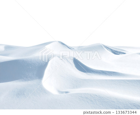 一幅描繪寧靜冬日氛圍的畫面，飄落的雪花漂浮在白色背景上。 133673344