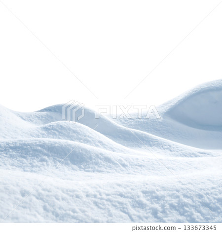 一幅描繪寧靜冬日氛圍的畫面，飄落的雪花漂浮在白色背景上。 133673345