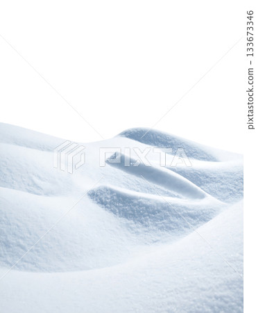 一幅描繪寧靜冬日氛圍的畫面,飄落的雪花漂浮在白色背景上。 一幅描繪寧靜冬日氛圍的畫面,飄落的雪花漂浮在白色背景上。 133673346