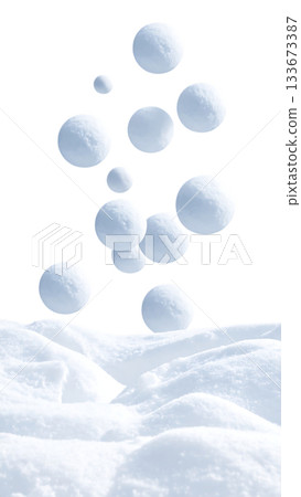 冬日景象，雪球漂浮在白色的空間中，營造出柔和的季節氛圍。 133673387