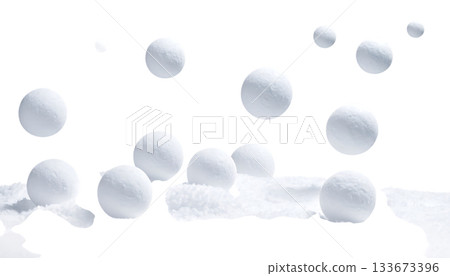 冬日景象，雪球漂浮在白色的空間中，營造出柔和的季節氛圍。 133673396