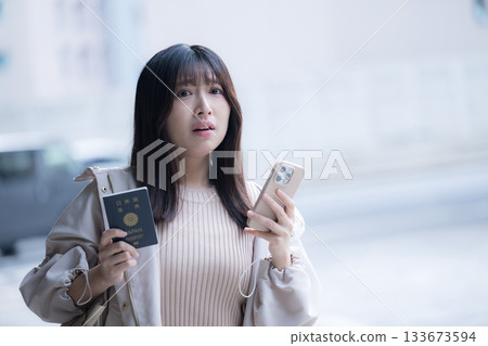 持護照出國旅行的女性遭遇護照遺失、遲到或錯過火車——旅行目的地遇到的種種麻煩 133673594