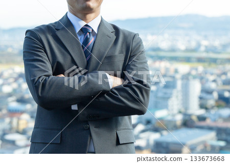 城市景觀和身著西裝的中年男性商務人士 133673668