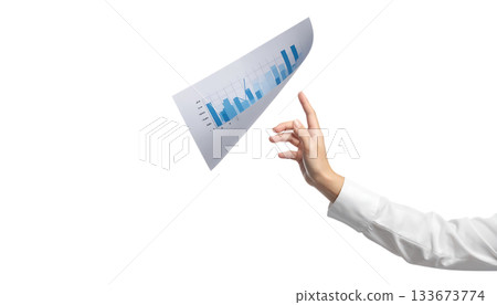 一幅商業場景的概念圖，圖中一手伸向漂浮在空中的財務報告。 133673774