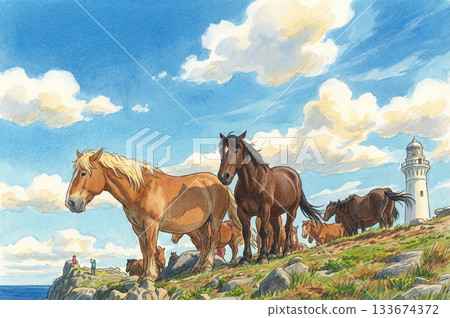 一匹馬佇立在海邊的小山上，遠處可見大海和燈塔。 133674372