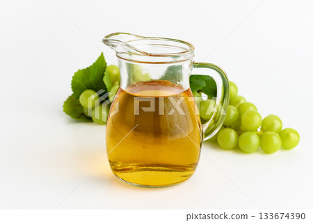 圖片包括醋、水果醋和葡萄酒醋。 圖片包括醋、水果醋和葡萄酒醋。 133674390