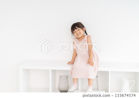 3歲的女孩 3歲的女孩 133674574