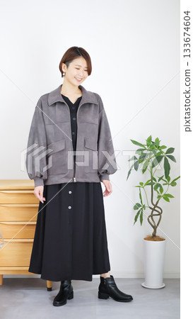 Women's autumn/winter fashion coordination (vertical) Women's autumn/winter fashion coordination (vertical) 133674604