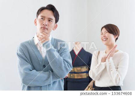 妻子乞求丈夫贈送和服,揮霍無度,給丈夫帶來麻煩。 妻子乞求丈夫贈送和服,揮霍無度,給丈夫帶來麻煩。 133674608
