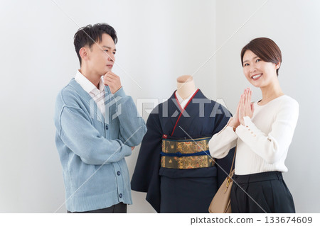 妻子乞求丈夫贈送和服，揮霍無度，給丈夫帶來麻煩。 133674609
