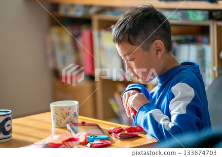 younger, eat, eating 133674703