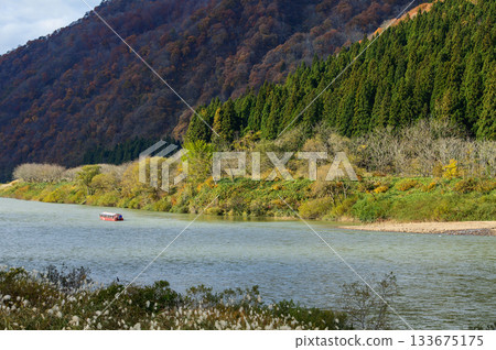 壯麗的秋日景色：山形縣最上川遊船之旅 133675175