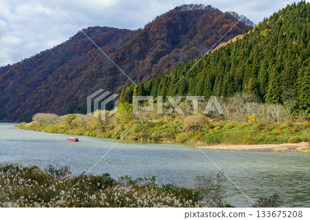 壯麗的秋日景色:山形縣最上川遊船之旅 壯麗的秋日景色:山形縣最上川遊船之旅 133675208