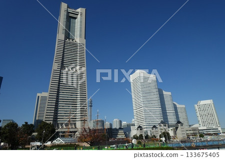 Autumn blue sky and Minato Mirai scenery 133675405